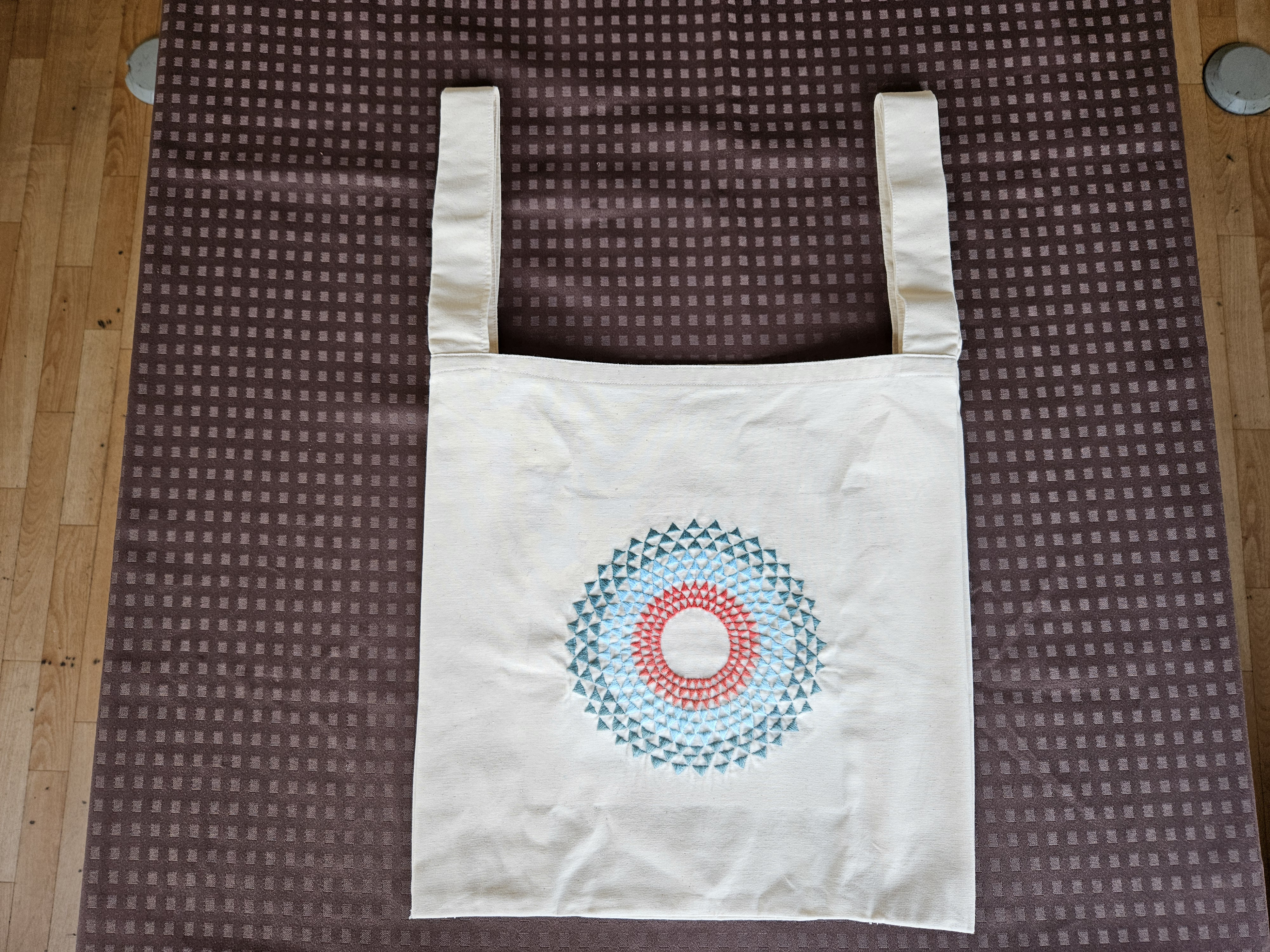 刺繍入りエコバッグ　幅35㎝X高さ36㎝Xマチ13㎝（持ち手含まず）