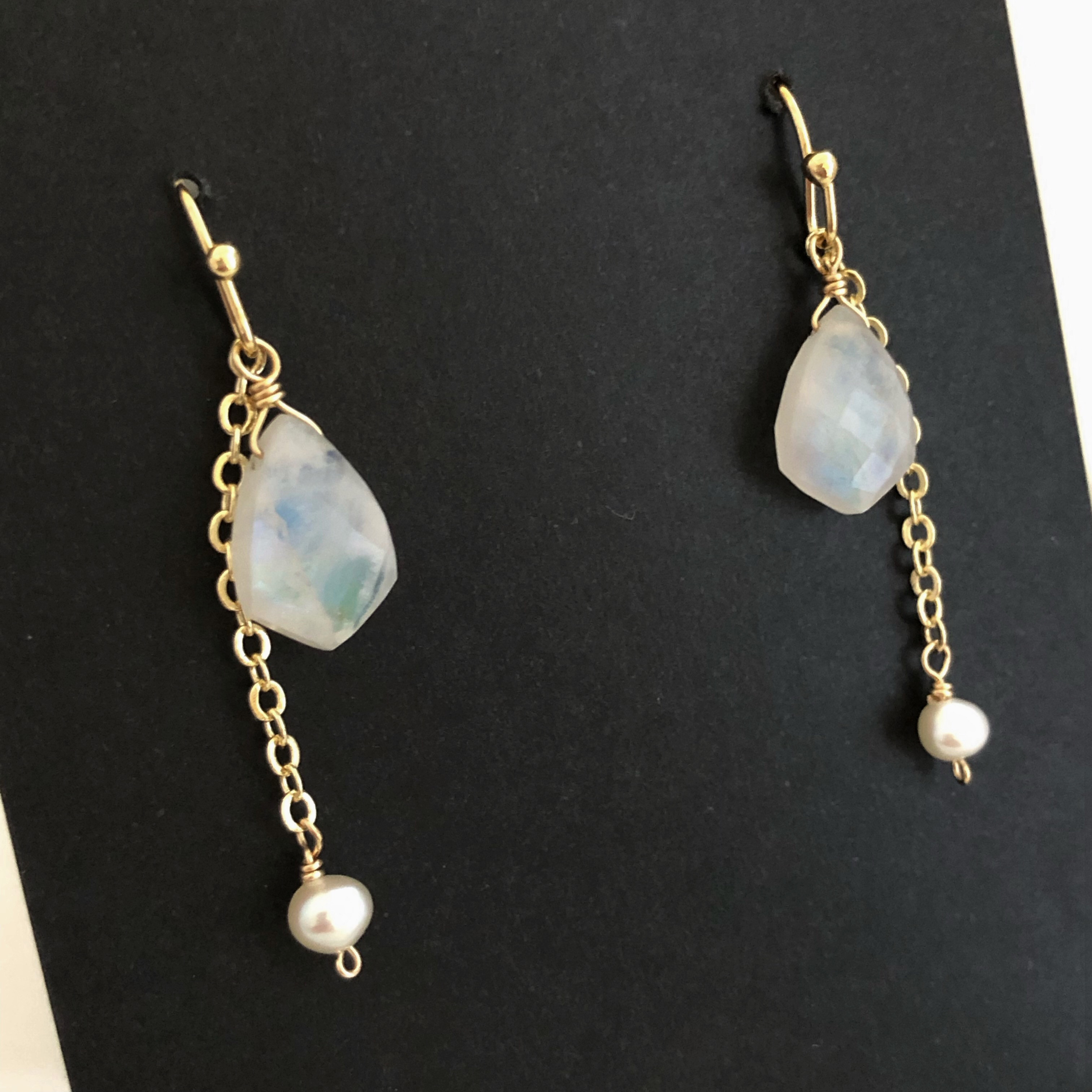 《  14kgfピアス》レインボームーンストーンマーキスcutとパールのピアス