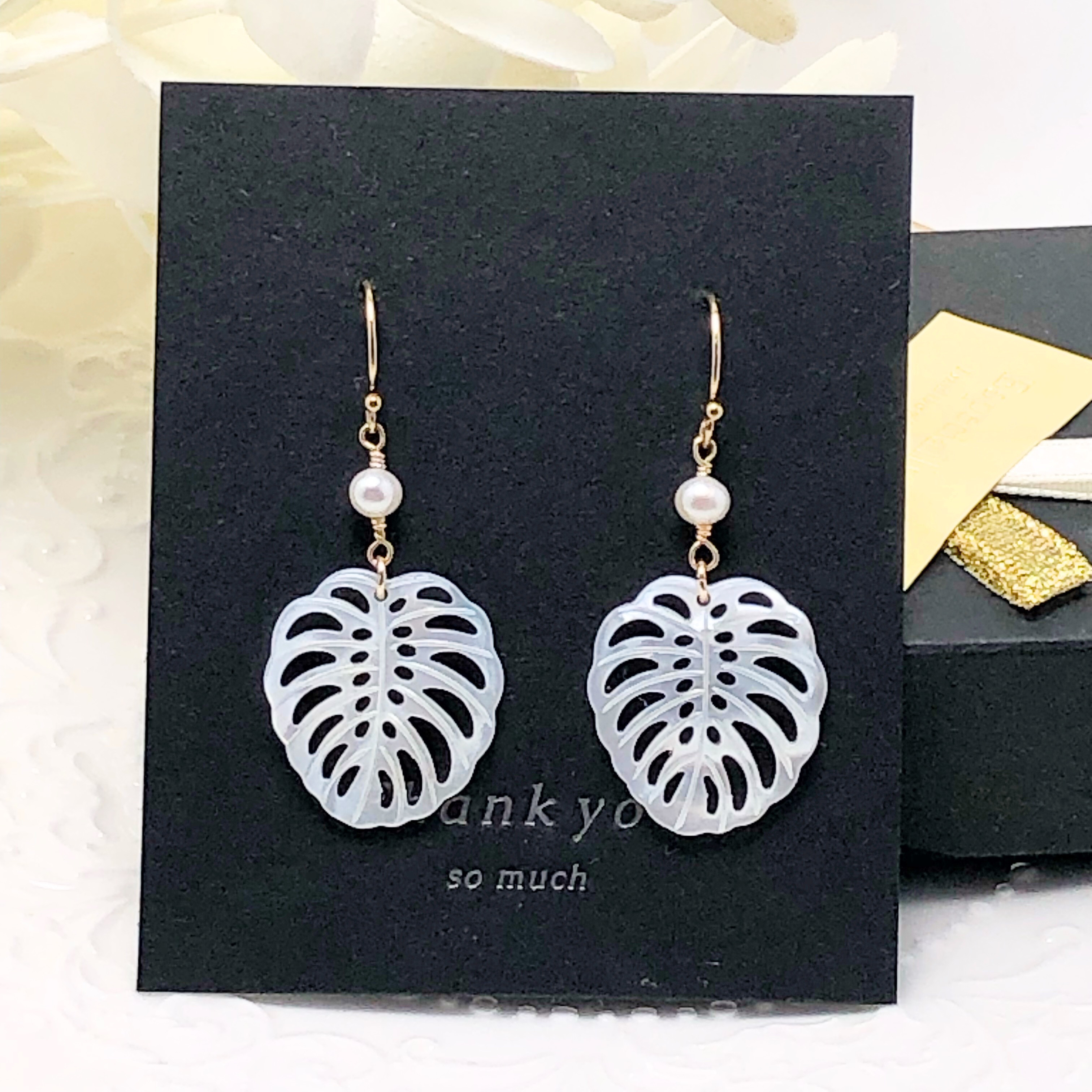 《  14kgfピアス》高品質白蝶貝AAAリーフ透かしピアス