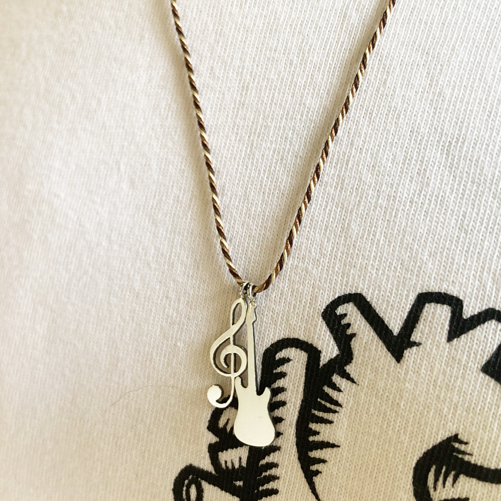 ラフな服装の音楽好きにのペンプルペンダント「ト音記号とストラトキャスター」