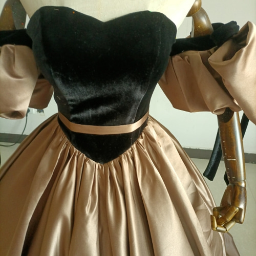 人気上昇！カーキ色 光沢サテン 黒 ビロード パーティードレス オフ  