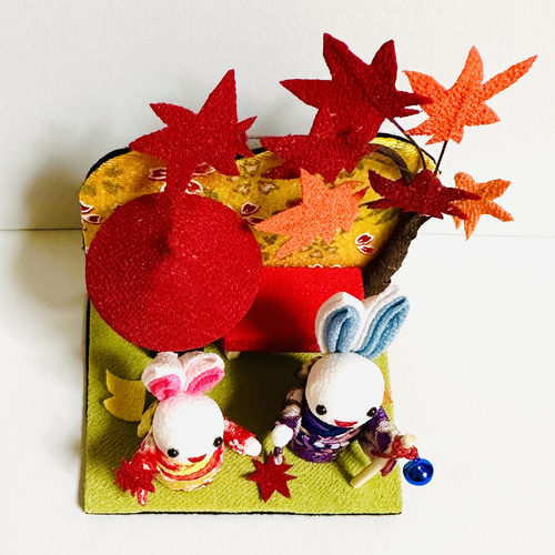 ちりめん細工「うさちゃん親子の紅葉狩り」 その他置物 黒ごま