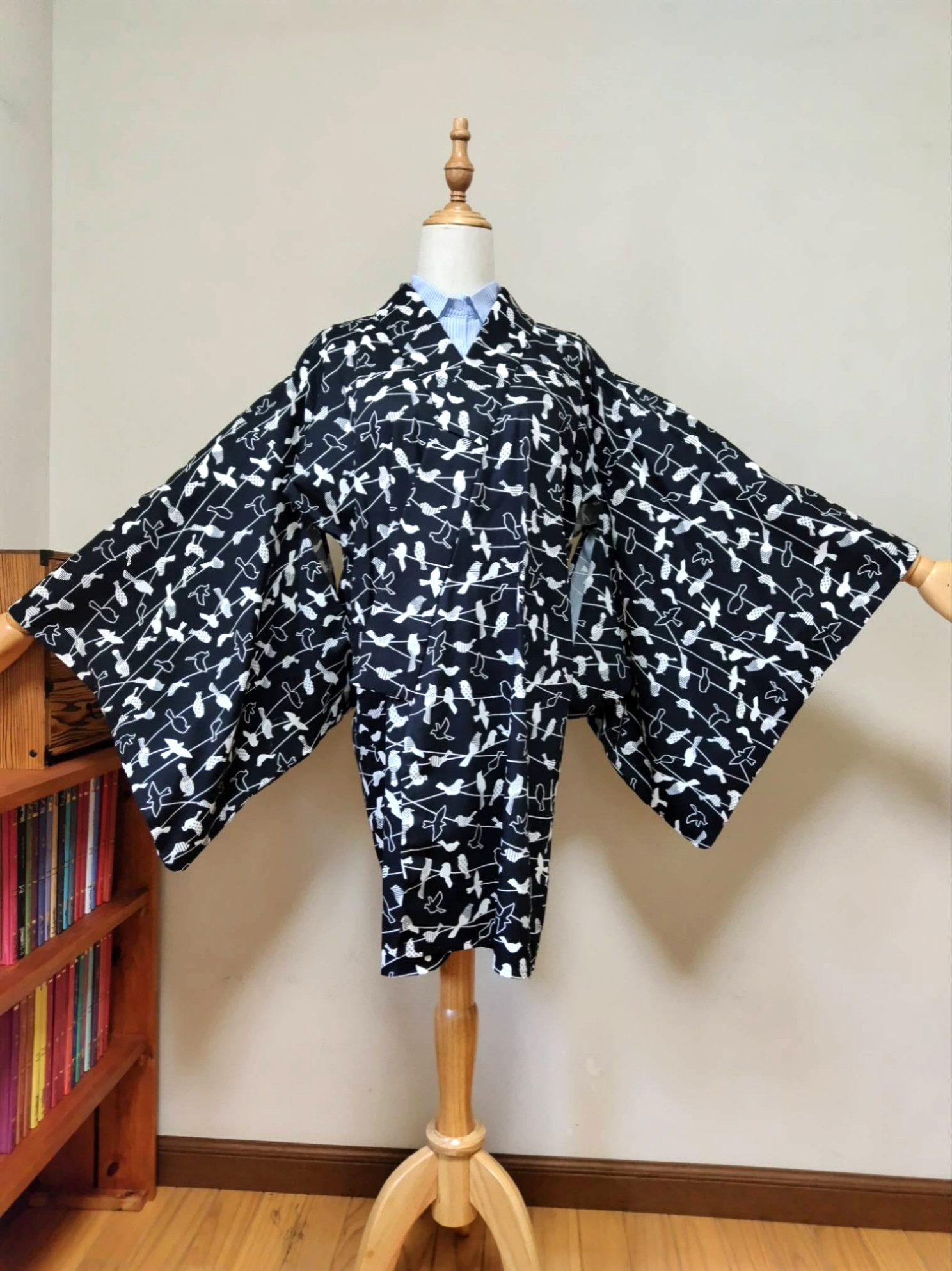 木綿の袴用着物 黒地に北欧風の小鳥柄プリント