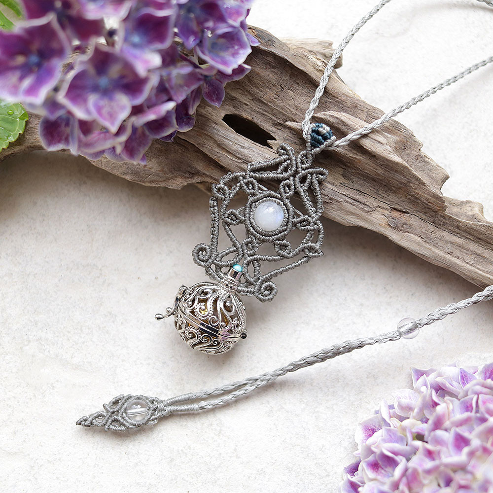 ガムランボール＆レインボームーンストーン天然石マクラメネックレスmac380エスニックアジアンアレルギーフリー