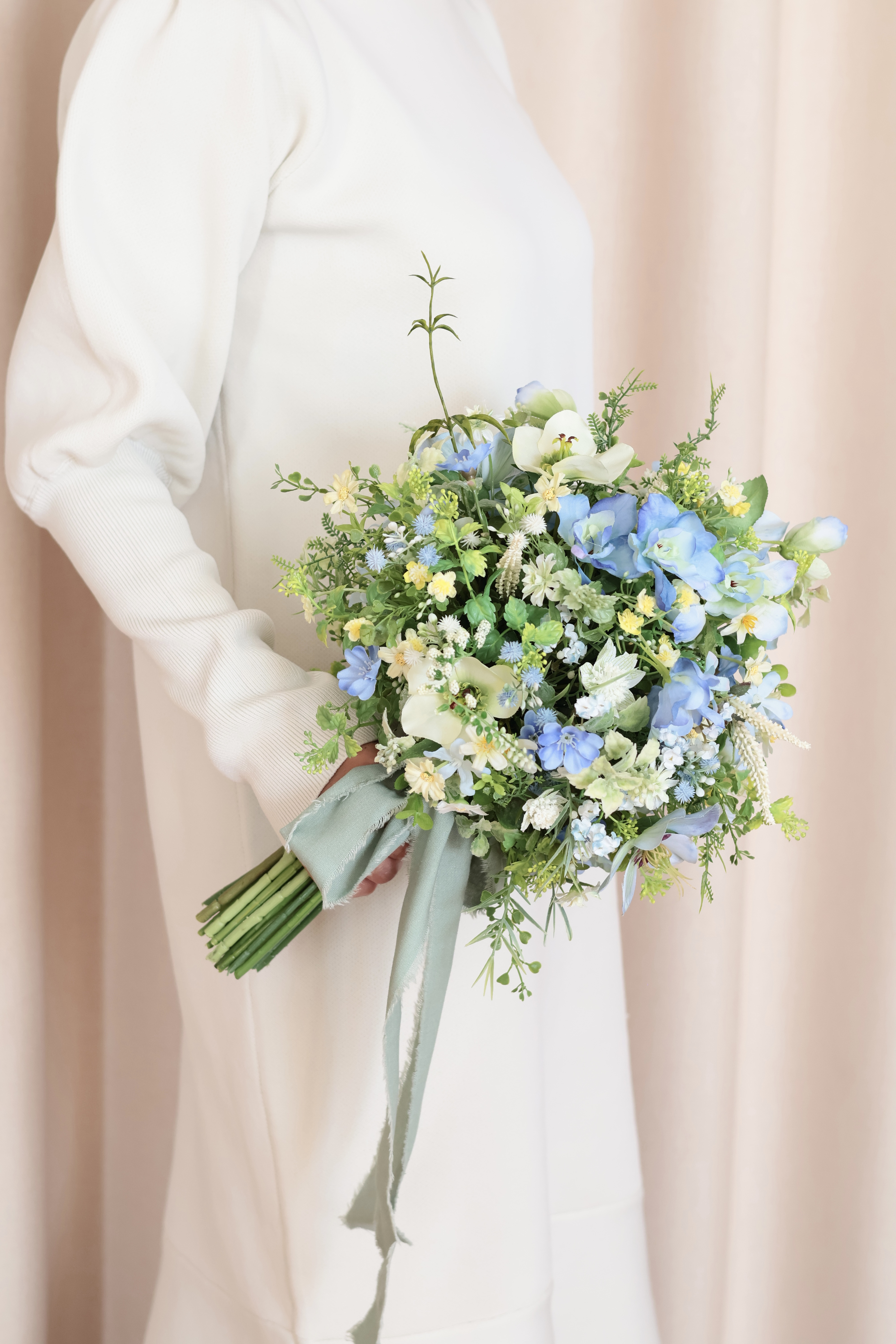 ブルースターとクリスマスローズと小花を集めたウェディングブーケ（アーティフィシャルフラワー）