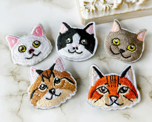 送料無料》にっこり猫達の刺繍ブローチ ☆ われら仲良し五猫組♪ 母の
