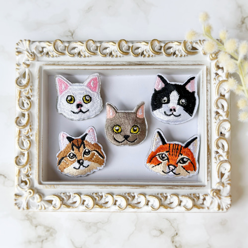 送料無料》にっこり猫達の刺繍ブローチ ☆ われら仲良し五猫組♪ 母の