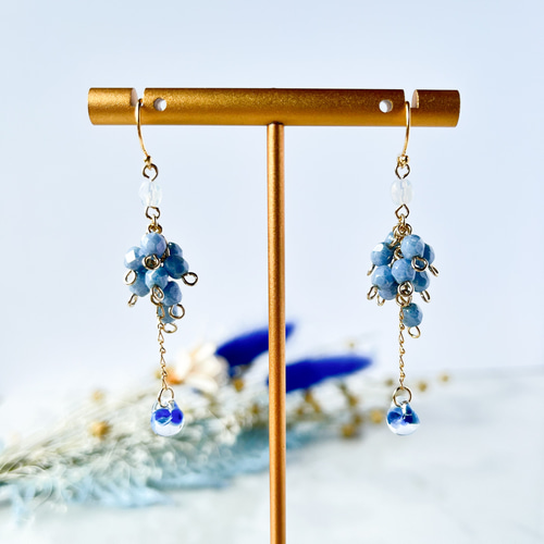ティアドロップビーズとつぶつぶチェコビーズの揺れるピアス（青