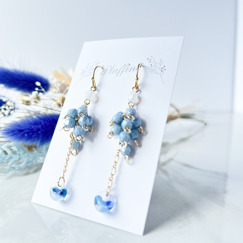 ティアドロップビーズとつぶつぶチェコビーズの揺れるピアス（青