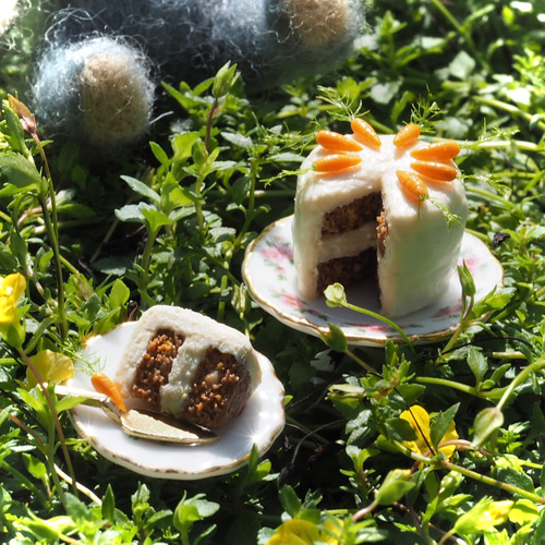 ニンジン嫌いな子のためのキャロットケーキ（ミニチュア） その他置物