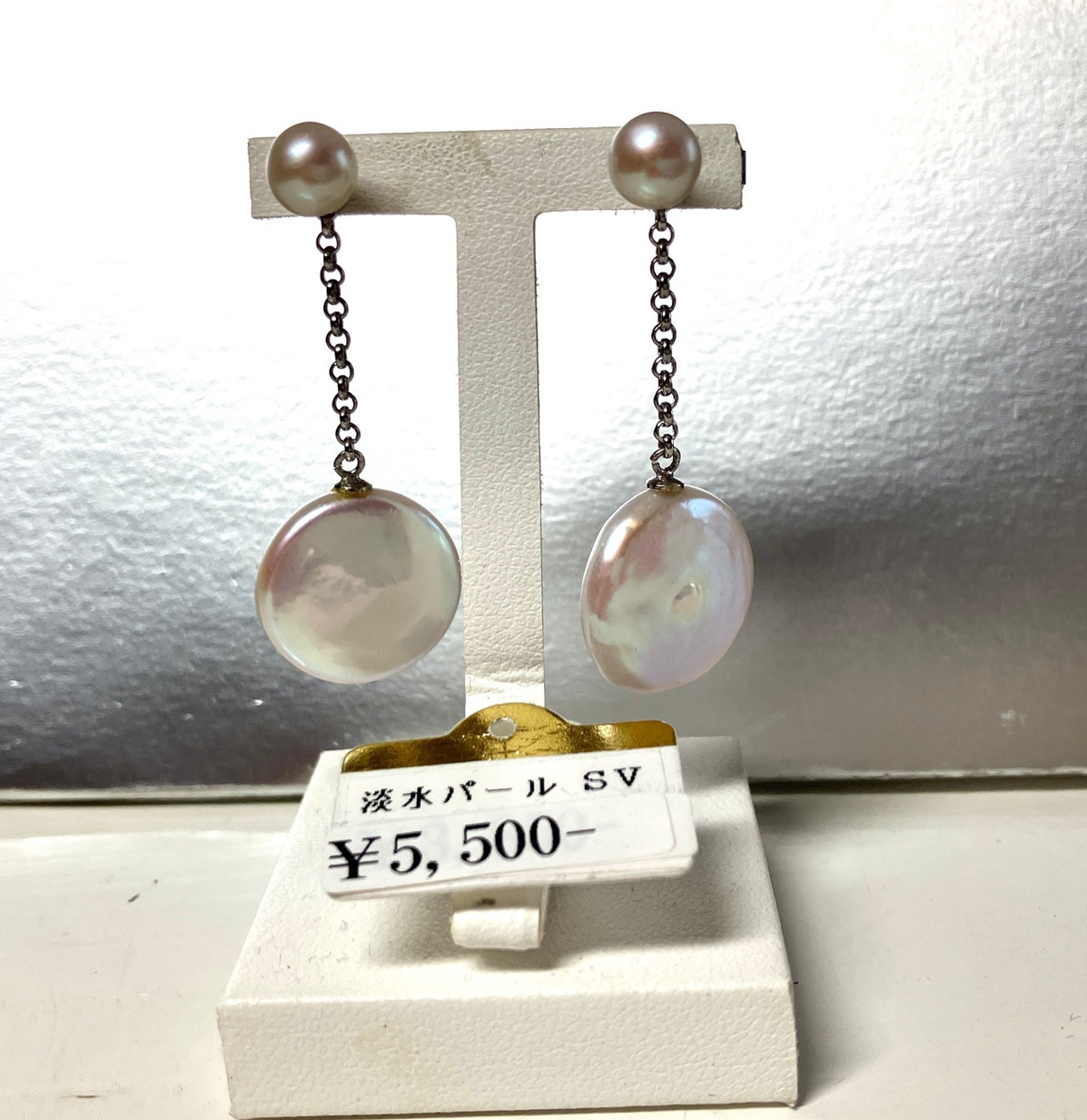 コイン型淡水真珠をチャームにしたピアス