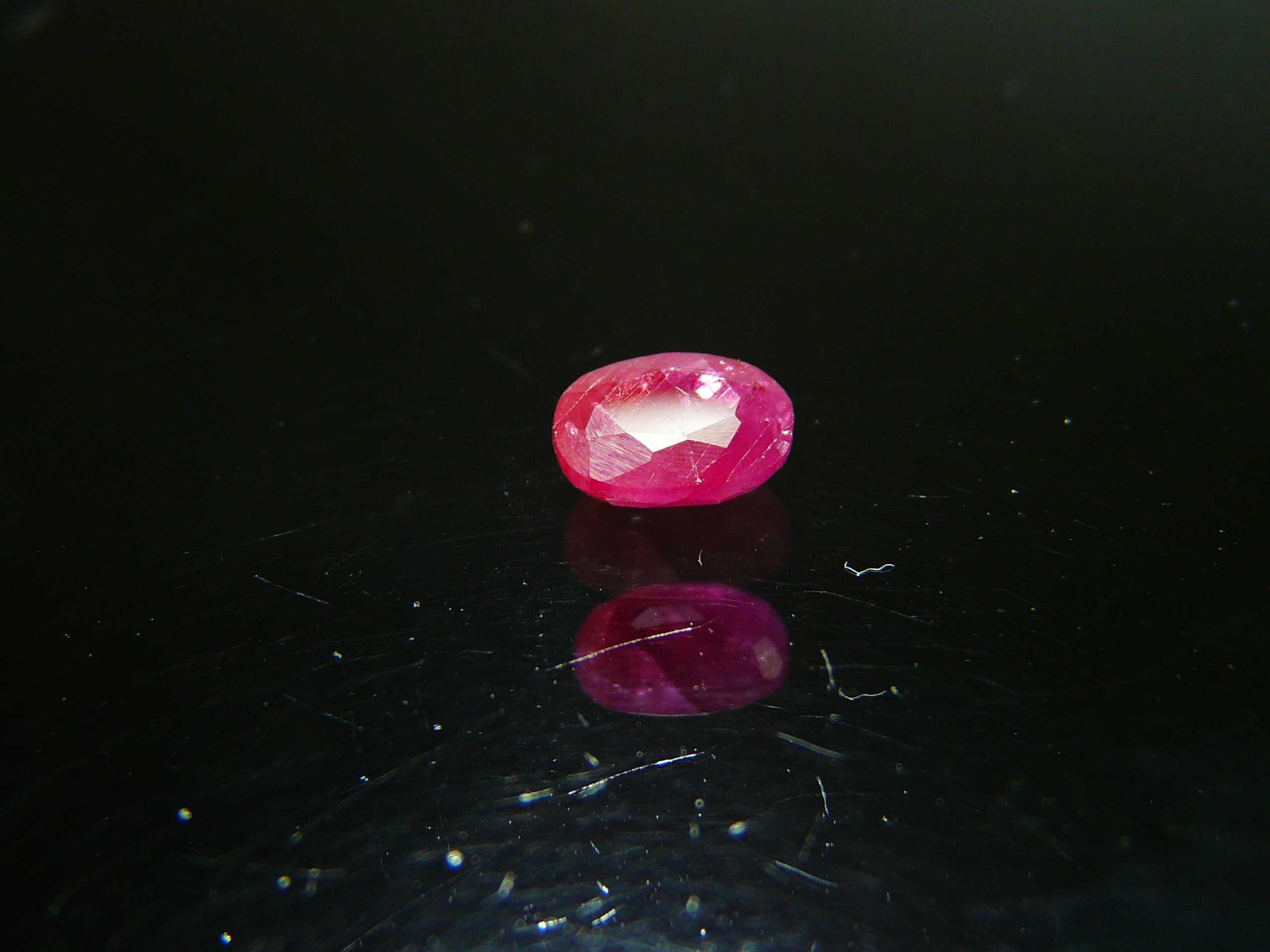 R330　モーレツ蛍光　(*^^)v　ビルマ モゴック産　★強烈蛍光加熱ルビールース★