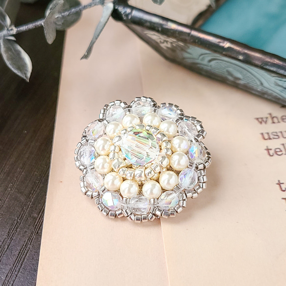 アンティーク クリスタル ビーズ ブローチ