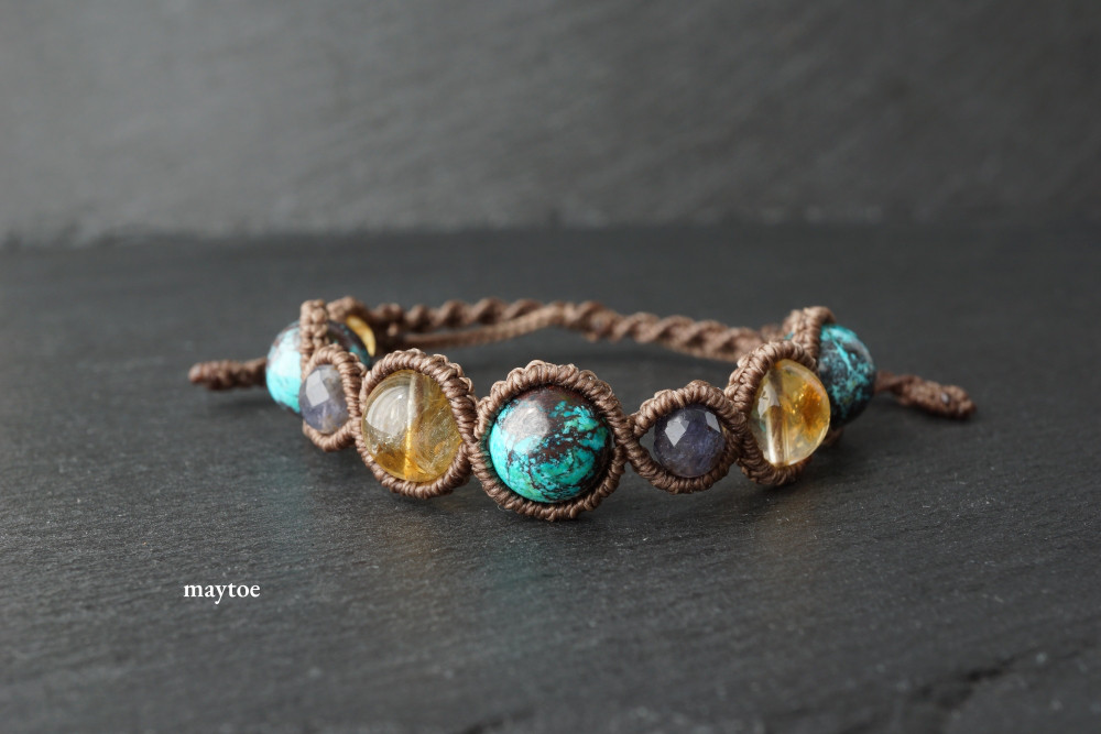 クリソコラ＆シトリン＆アイオライトのお守りマクラメブレスレット『生活習慣を整えるお守りに』