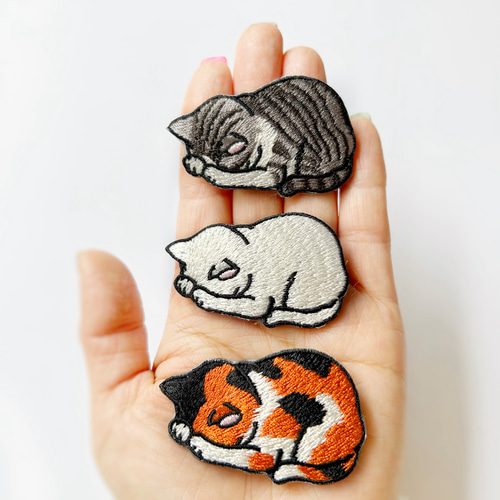 ごめん寝 猫達の刺繍ブローチ ☆ 癒され猫♪ 五猫から一猫お選び 