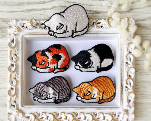 送料無料》ごめん寝 猫達の刺繍ブローチ ☆ 癒され猫♪ 母の日 父の日
