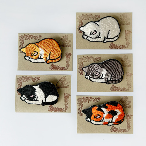 送料無料》ごめん寝 猫達の刺繍ブローチ ☆ 癒され猫♪ 母の日 父の日