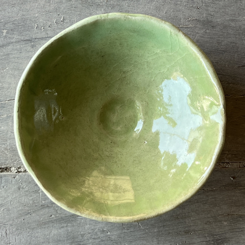 萌黄釉平茶碗 0062 抹茶茶碗 手捻り 陶器 緑色 手びねり 夏茶碗 黄緑色