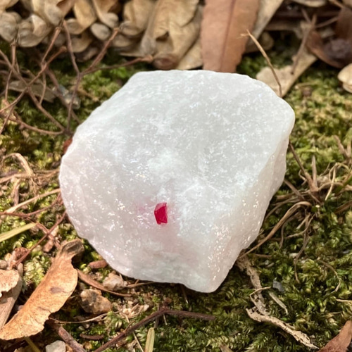 834g 母岩付き スピネル 原石 自立可能 ピンク レッドスピネル UV蛍光 834g 母岩付き スピネル 原石 自立可能 ピンク レッドスピネル UV蛍光