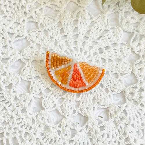 オレンジのビーズ刺繍ブローチ ブローチ Little Plum 通販 オレンジのビーズ刺繍ブローチ ブローチ Little Plum 通販
