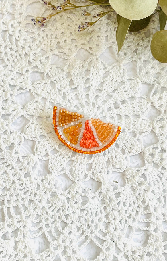 オレンジのビーズ刺繍ブローチ ブローチ Little Plum 通販