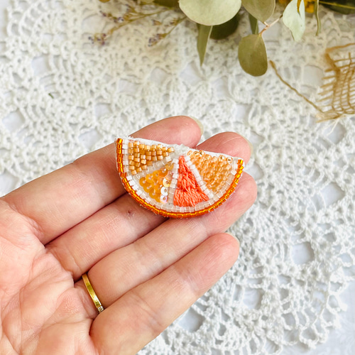 オレンジのビーズ刺繍ブローチ ブローチ Little Plum 通販 オレンジのビーズ刺繍ブローチ ブローチ Little Plum 通販