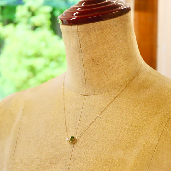 [Sot to] K10YG ペリドットとアコヤ真珠のアシンメトリーネックレス 6枚目の画像