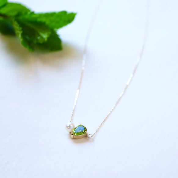 [Sot to] K10YG ペリドットとアコヤ真珠のアシンメトリーネックレス 2枚目の画像