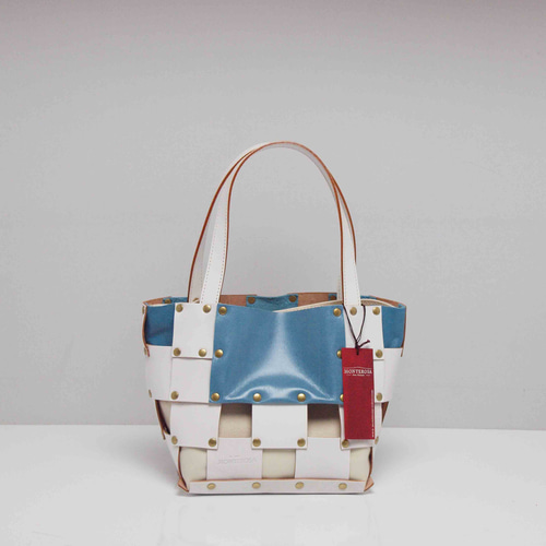 NPW(ヌメ革のパッチワーク)のバッグ。 NPWの学校ワークショップにて制作。 NPW(ヌメ革のパッチワーク)のバッグ。 NPWの学校ワークショップにて