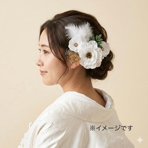 白牡丹の花飾りのリビング 寿】〈白牡丹(しろぼたん)〉髪飾り｜白無垢に映える、フェザーが彩る