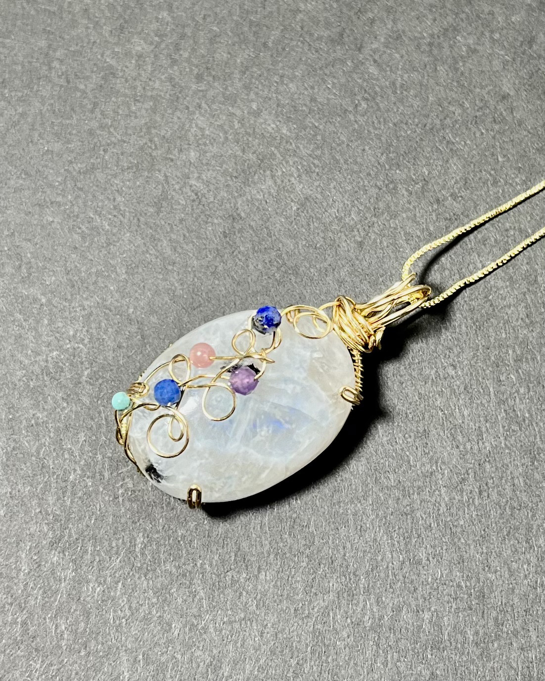 優しいひかり～　レインボームーンストーン　１４KGF（ワイヤーアクセサリー＊ワイヤーアートジュエリー））