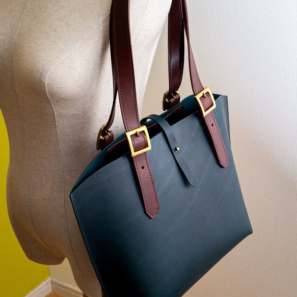 イタリアンオイルレザーと真鍮バックルのシンプルトートバッグ【Mサイズ】（グリーンブルー×チョコ）【配色カスタム無料】 