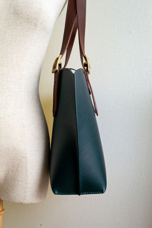 イタリアンオイルレザーと真鍮バックルのシンプルトートバッグ【Mサイズ】（グリーンブルー×チョコ）【配色カスタム無料】 