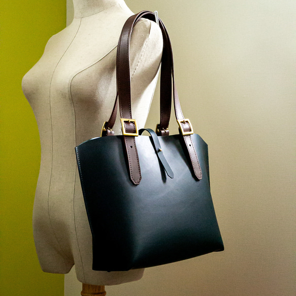 イタリアンオイルレザーと真鍮バックルのシンプルトートバッグ【Mサイズ】（グリーンブルー×チョコ）【配色カスタム無料】 