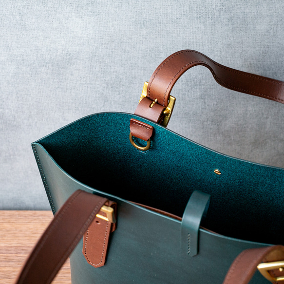 イタリアンオイルレザーと真鍮バックルのシンプルトートバッグ【Mサイズ】（グリーンブルー×チョコ）【配色カスタム無料】 