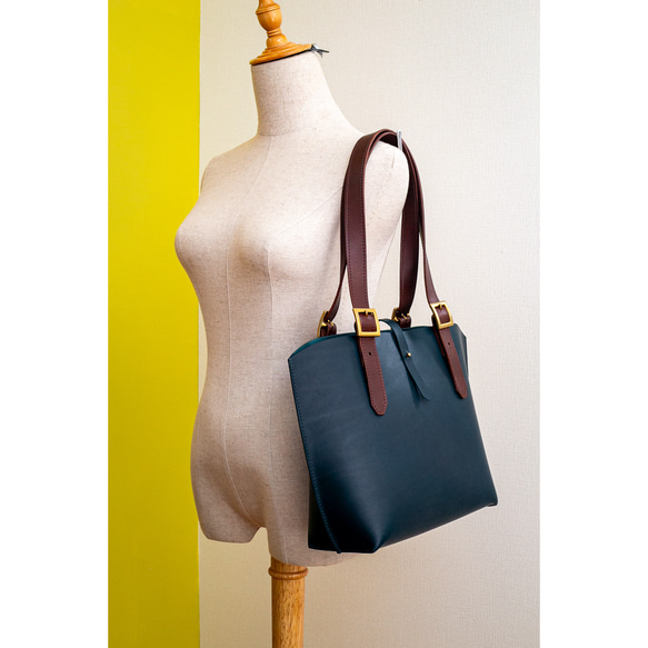 イタリアンオイルレザーと真鍮バックルのシンプルトートバッグ【Mサイズ】（グリーンブルー×チョコ）【配色カスタム無料】 