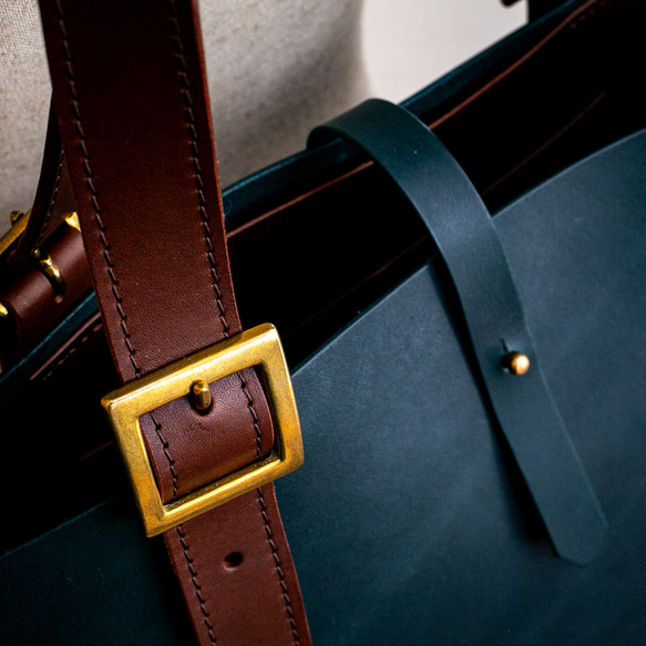 イタリアンオイルレザーと真鍮バックルのシンプルトートバッグ【Mサイズ】（グリーンブルー×チョコ）【配色カスタム無料】 