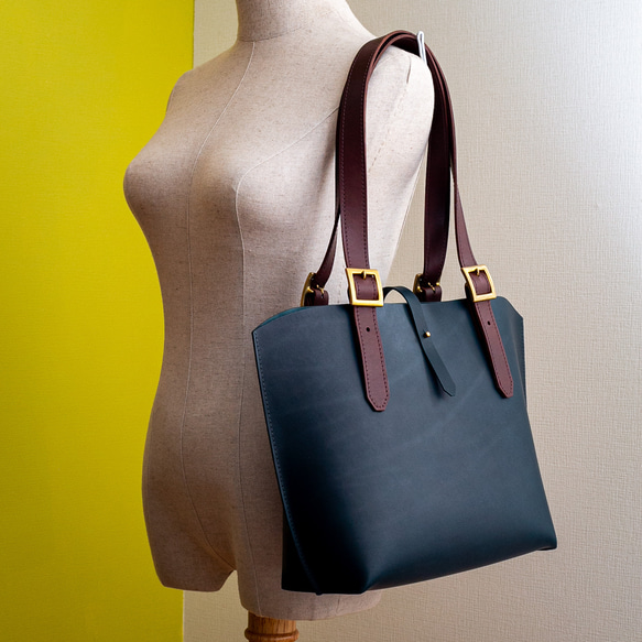 イタリアンオイルレザーと真鍮バックルのシンプルトートバッグ【Mサイズ】（グリーンブルー×チョコ）【配色カスタム無料】 