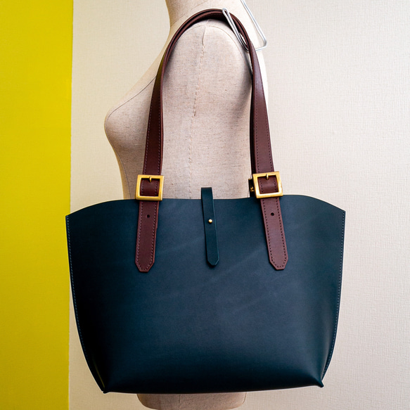 イタリアンオイルレザーと真鍮バックルのシンプルトートバッグ【Mサイズ】（グリーンブルー×チョコ）【配色カスタム無料】 
