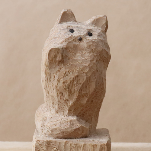 猫の置物(木彫り) 招き猫（右手）木彫り 木製 ネコの置物 ペルシャ猫 インテリア