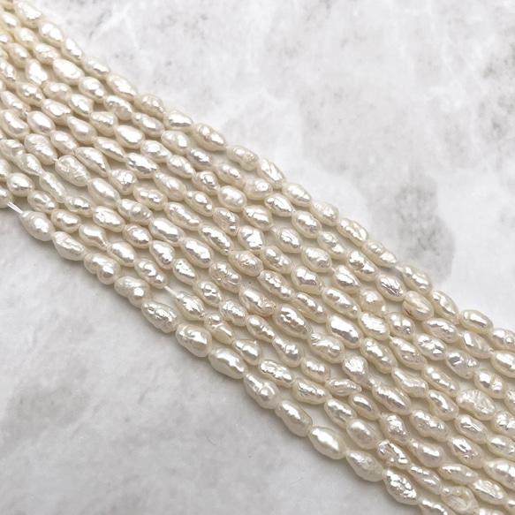 淡水パール 真珠 バロック ライス 5mm 6mm 極小粒 小粒 ケシ 無核 ホワイト系 半連19cm tp0002 1枚目の画像