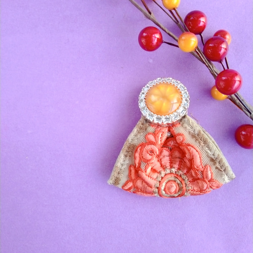 オレンジ色のボタンンにオレンジ色のリボンのポニーフック インド刺繍
