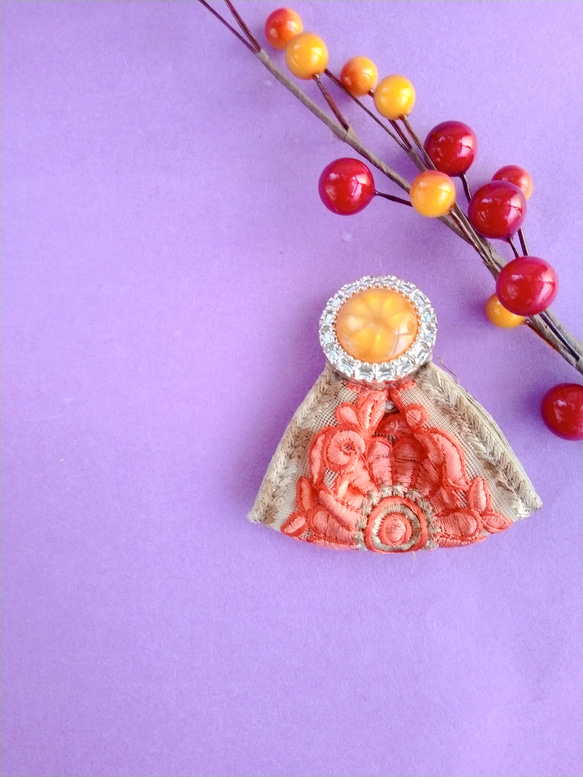 オレンジ色のボタンンにオレンジ色のリボンのポニーフック インド刺繍