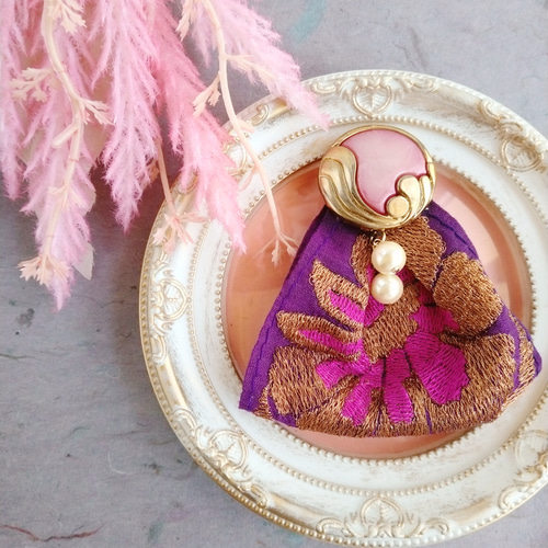 ピンクのボタンに白いパールと紫の刺繍リボンのポニーフック 揺れる 