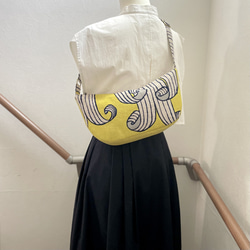 ⚮̈ミナペルホネン からだにフィットするボディバッグ swing yellow 