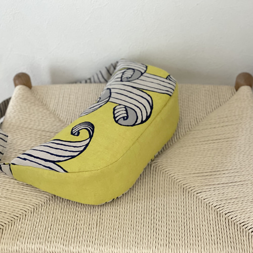 ⚮̈ミナペルホネン からだにフィットするボディバッグ swing yellow