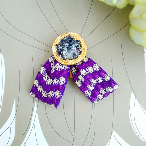 紫の刺繡リボンと金のボタンにギャラクシーシェルレジン加工のポニー
