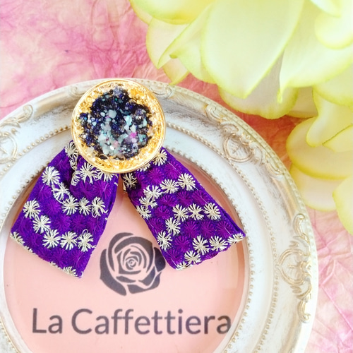 花束ヘアゴム✿ハンドメイド レジン ビタミンカラー リボン 押し花 ポニーフック 紫の刺繡リボンと金のボタンにギャラクシーシェルレジン加工のポニー