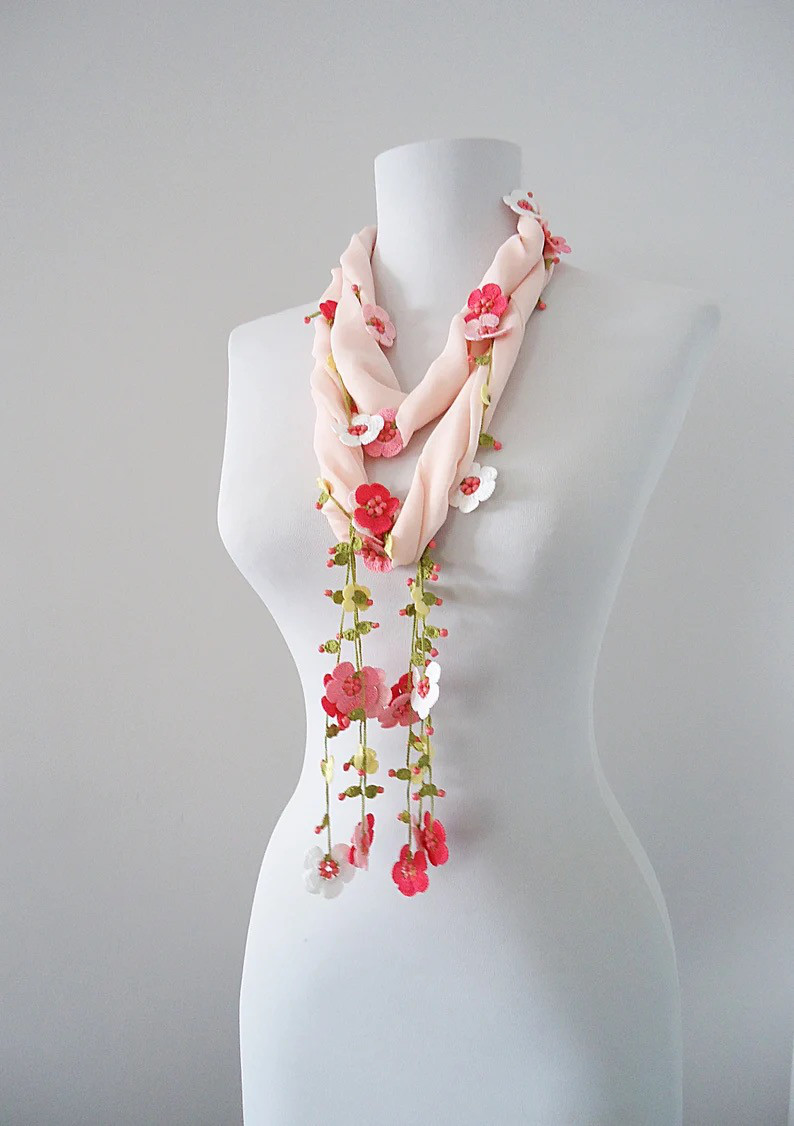 刺繍のお花つき　シフォンスカーフのロングラリエット　さくら