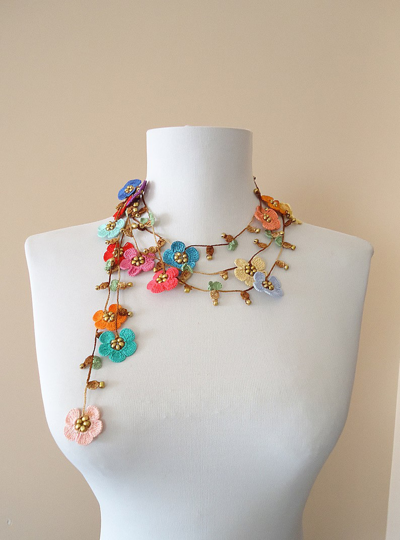 ビーズの刺繍ラリエット　ミックスカラー